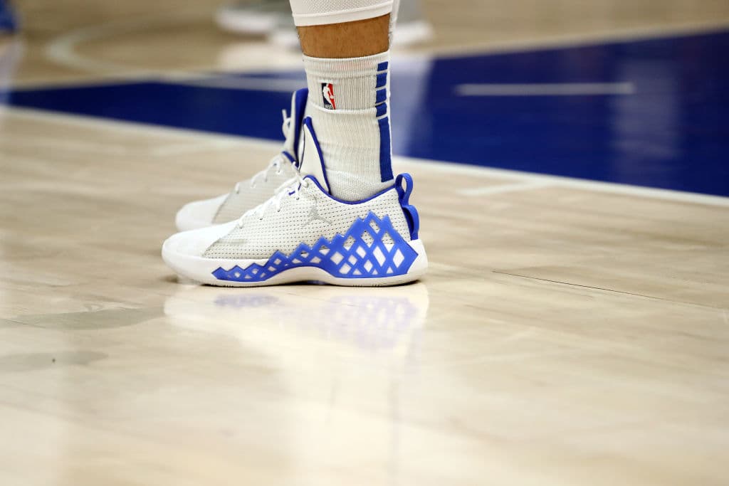De colores, con dedicación o camuflados, los diseños de los mejores basquetbolistas del mundo.
