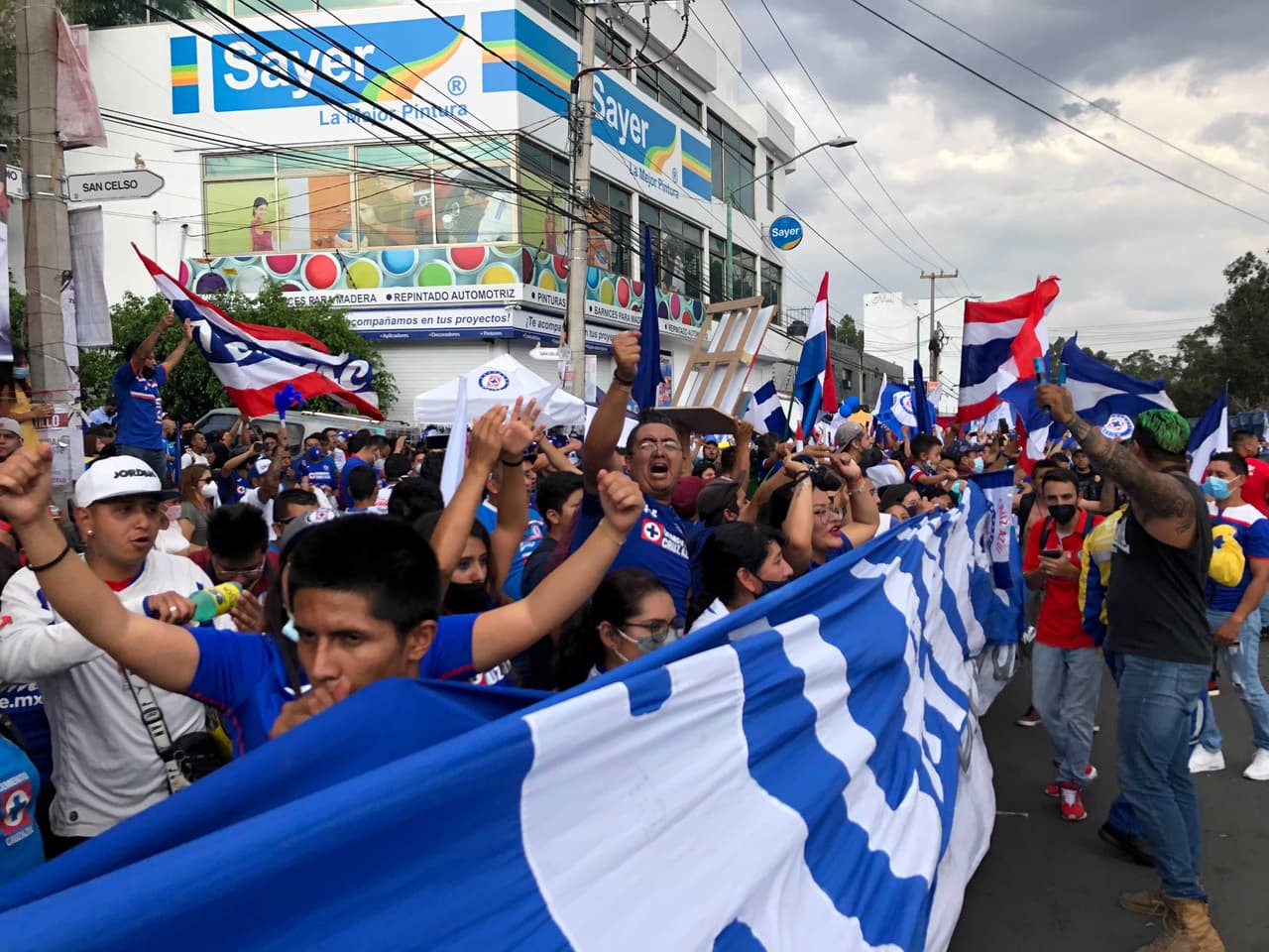 Miles de seguidores de Cruz Azul aparecieron en los alrededores del Estadio Azteca para cantar, alentar y gritar en apoyo a la Máquina celeste para la Final del Guardanes 2021 ante Santos Laguna.