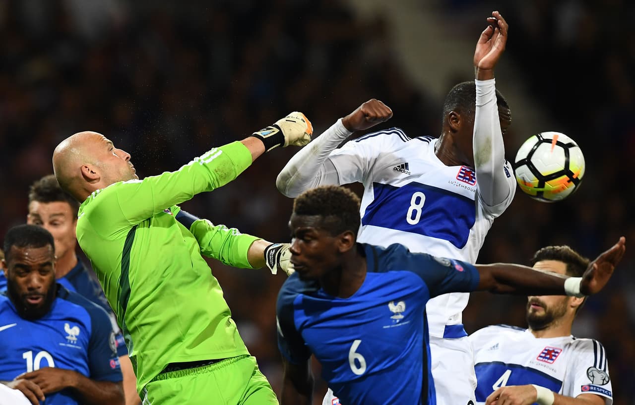 El guardameta luxemburgués Jonathan Joubert sacó todo por arriba, no obstante.