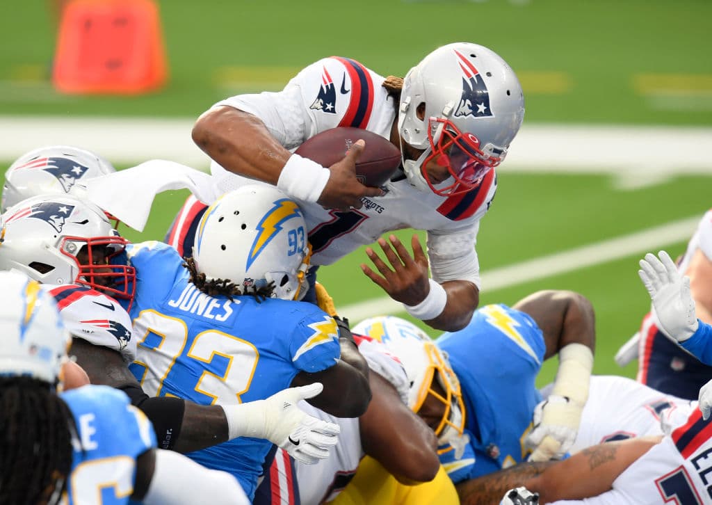 Cam Newton y los Patriots blanquean 45-0 a los Chargers en su casa.