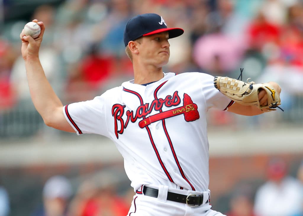 Por parte de los Atlanta Brves el abridor fue Mike Soroka (0-1), y cargó con la derrota, luego de lanzar por 5.0 innings en los que le conectaron cuatro imparables, permitió una carreray ponchó a seis rivales.
