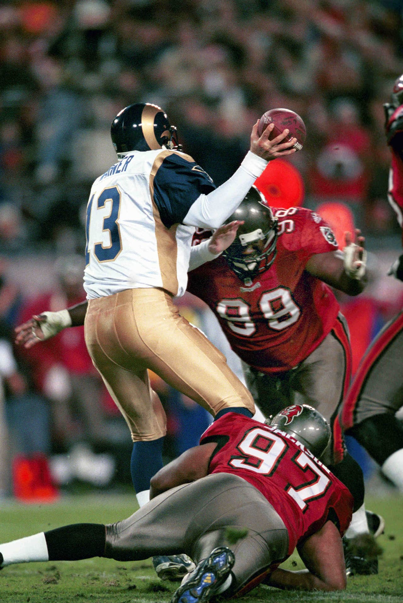 SUPER BOWL XXXV / Raymond James Stadium en Tampa Los Tampa Bay Buccaneers estaban construyendo un equipo campeón, pero no estuvo listo para cuando fueron sede del evento. Terminaron 10 - 6 de comodinbes y perdieron 21 - 3 en esa ronda con Philadelphia.