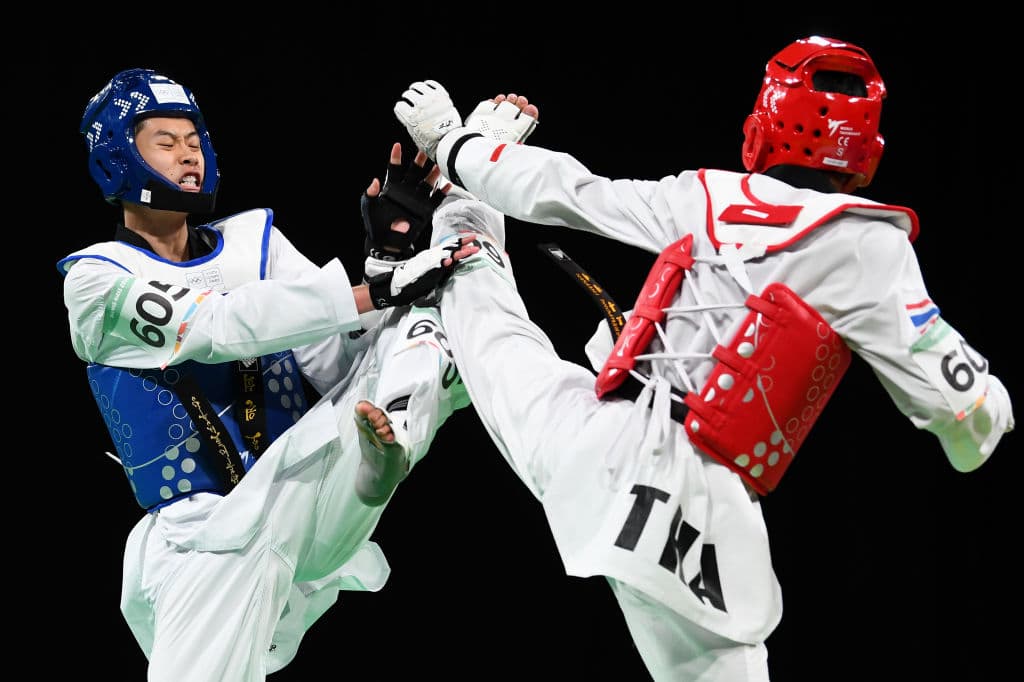 La rudeza, la potencia y la estética del taekwondo. Este par de combatientes en encontronazo de patadas por todo lo alto buscando puntuar.