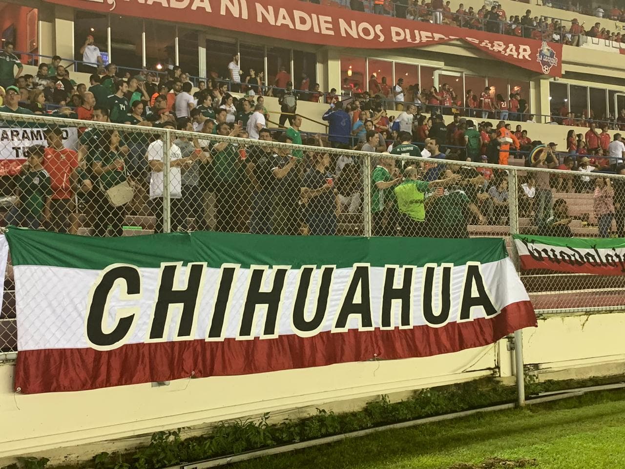 Con la noche encima y la gente llegando al estadio, la ciudad de Panamá esta lista para el Panamá vs México.