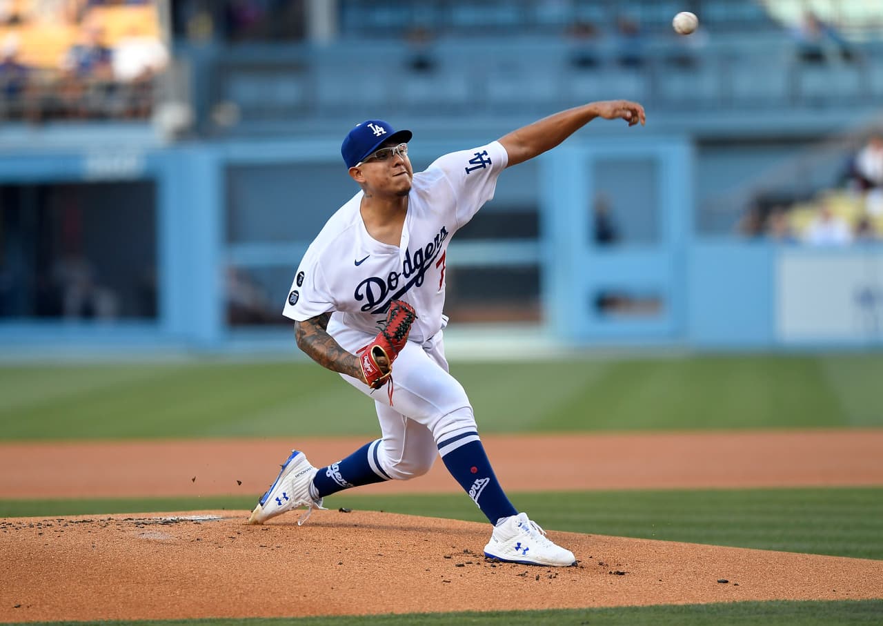 Lesionan con un duro golpe al mexicano Urías en el juego contra los Mets