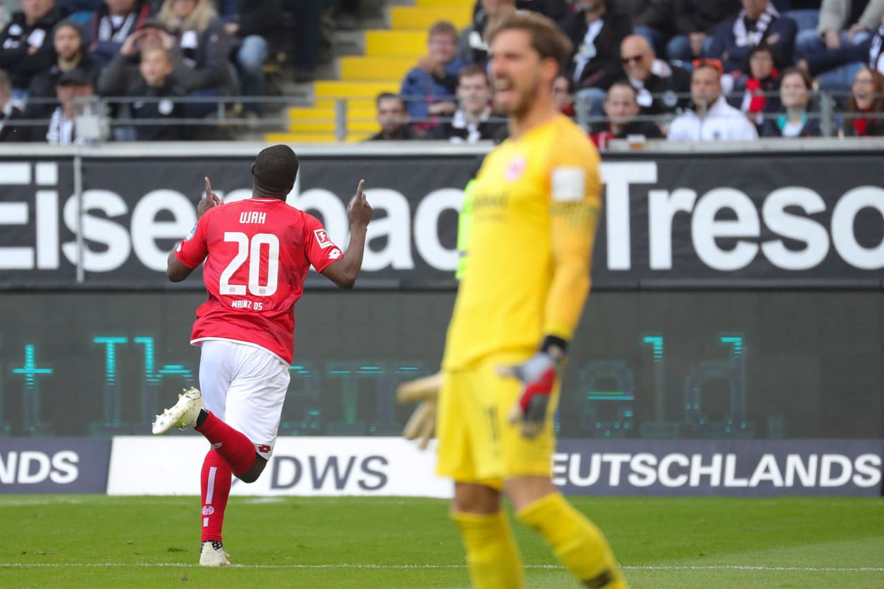 El primer gol Ujah (izq.) fue al minuto 8 del segundo tiempo, con lo que dejó pasmados a los locales.