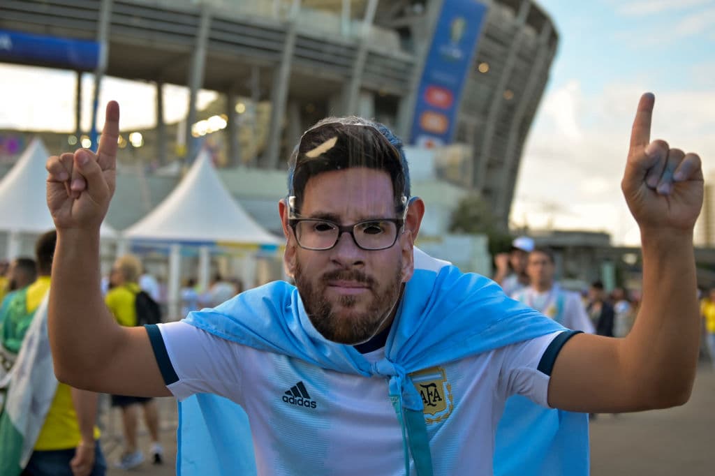 Fanáticos de Argentina y Colombia viven la antesala del juego entre ambas selecciones en Salvador (Bahía) por el Grupo B de la Copa América Brasil 2019.