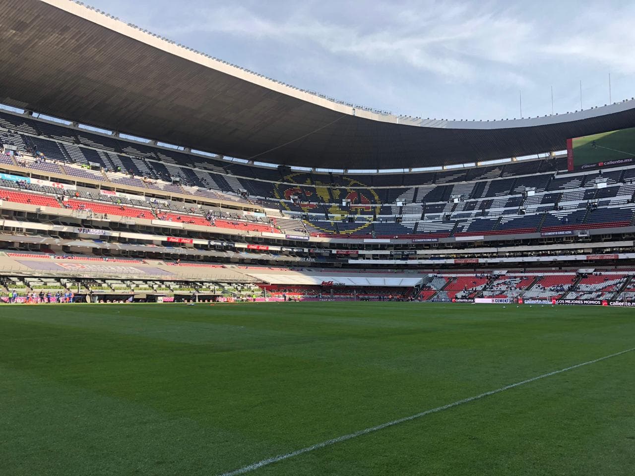 El estadio Azteca comienza a pintarse de azul para el juego entre la máquina y los tuzos.
