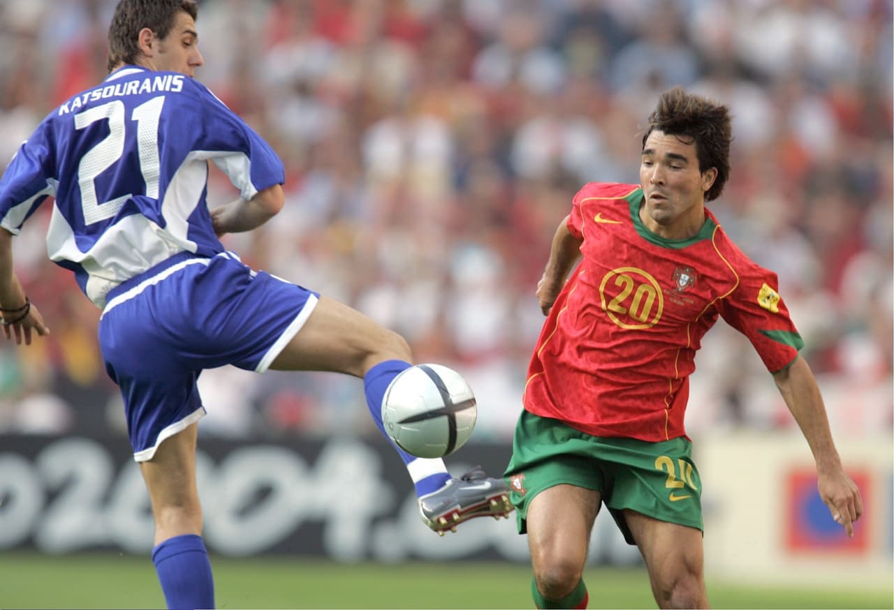 Establecido como una estrella mundial, fue subcampeón de la Eurocopa 2004 celebrada en Portugal. Deco se naturalizó portugués y jugó en todos los partidos del torneo, repartiendo 2 asistencias.