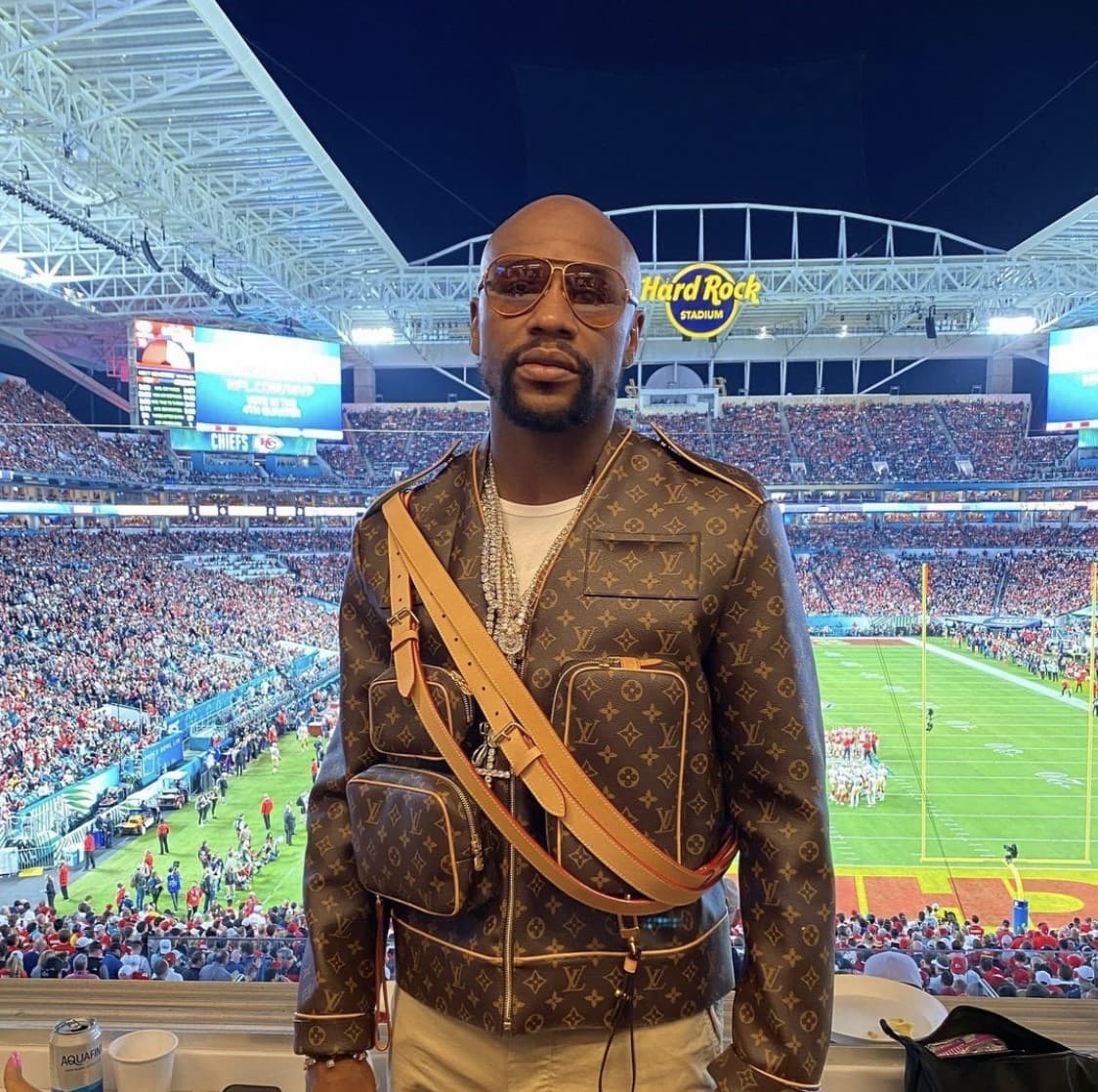 El famoso pugilista Floyd Mayweather, siempre ha sido un fanático de los diamantes, por lo que acostumbra a lucir artículos lujosos en sus manos, brazos y cuello.