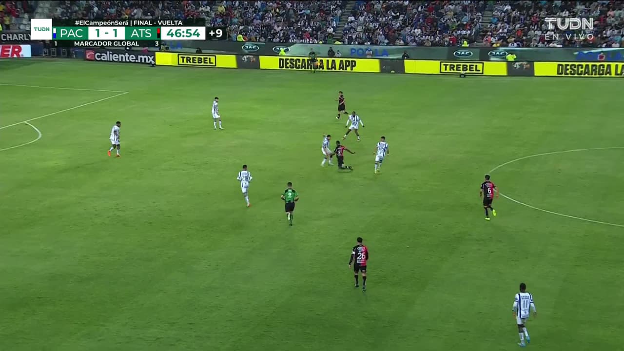 ¡TIRO ATAJADO! disparo por Luis Chávez.