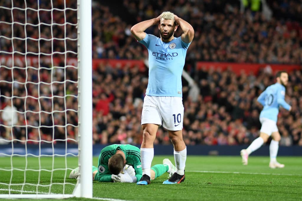 El argentino Sergio Agüero de Manchester City reacciona así luego de perderse una ocasión clara de gol.
