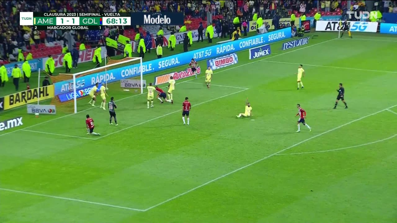 ¡GOOOL! Ronaldo Cisneros anota para Guadalajara.
