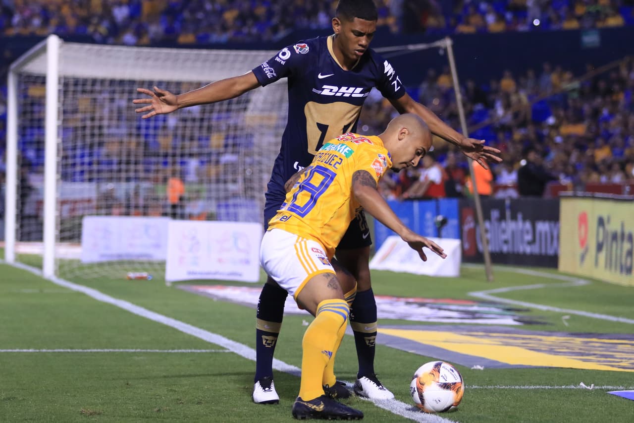 El esférico se disputó con fuerza en todos los sectores del campo y aquí puede mostrarse claramente.