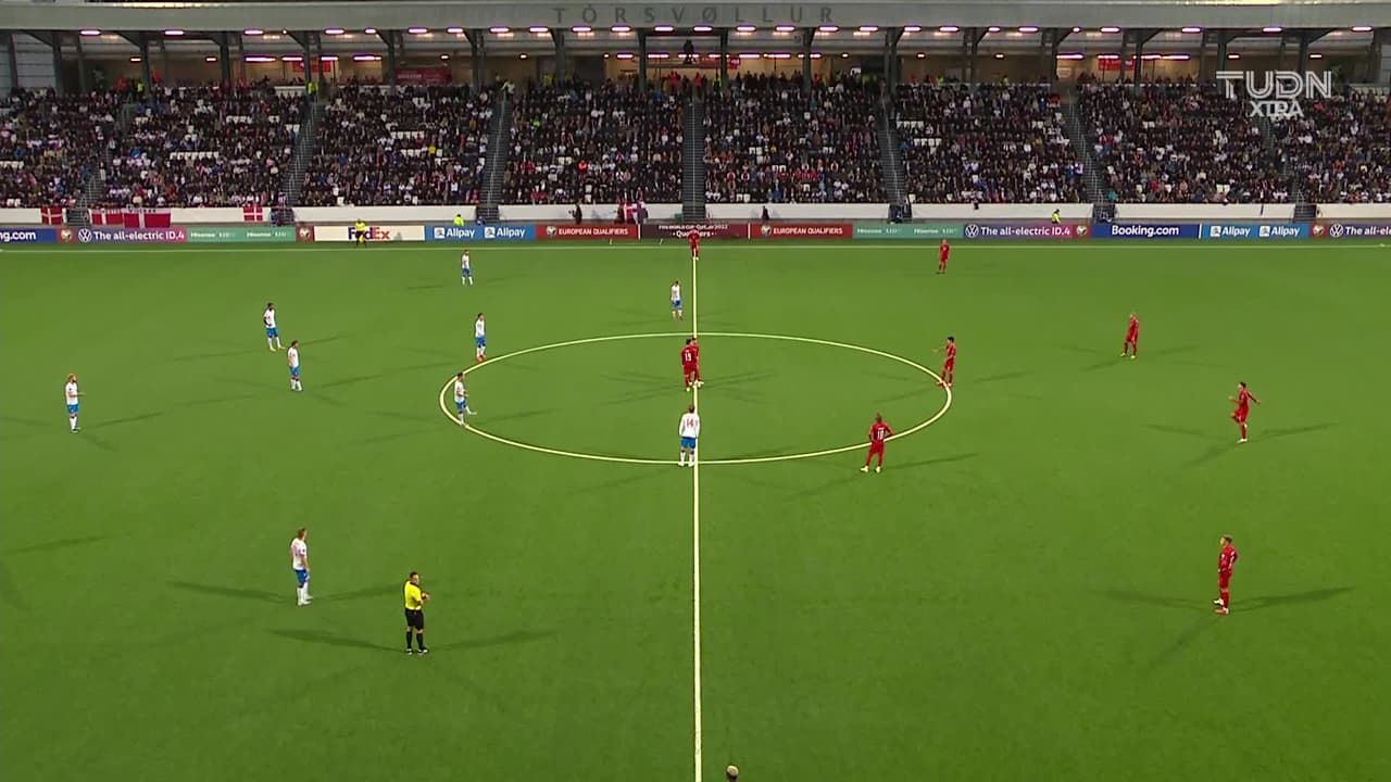 Arranca el partido y la pelota está en juego.