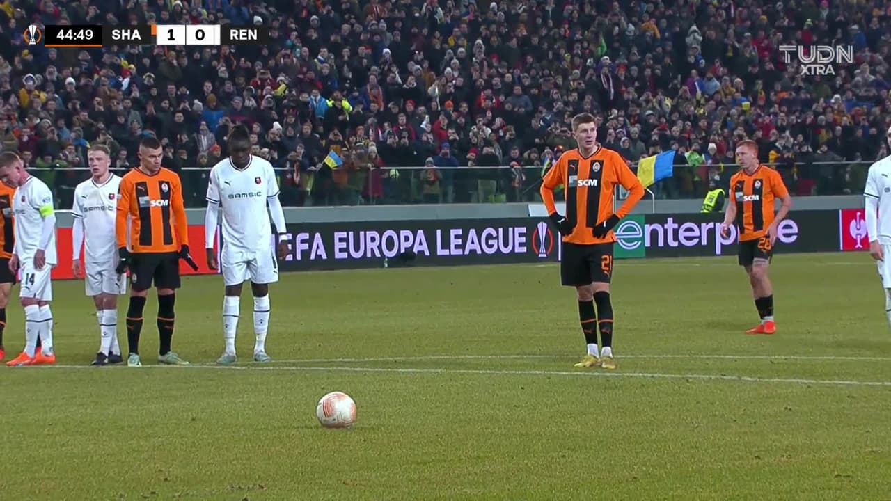 ¡GOL!  anota para Shakhtar Donetsk. Artem Bondarenko