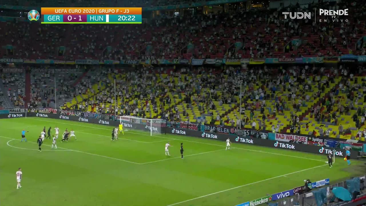 ¡CERCA! Mats Hummels disparó que se estrella en el poste.