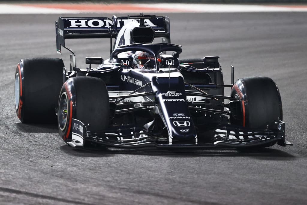 Luego de que en la Práctica Libre 1 Max Verstappen pudo superar a Lewis Hamilton, el piloto británico tuvo su revancha en la segunda sesión y con un tiempo de 1:23.691 fue amplio dominador. Por su parte el mexicano Sergio Pérezterminó en la quinta posición aunque tuvo que venir de atrás pues se ubicó en la posición 14 on el compuesto medio y su rendimento no fue el esperado.