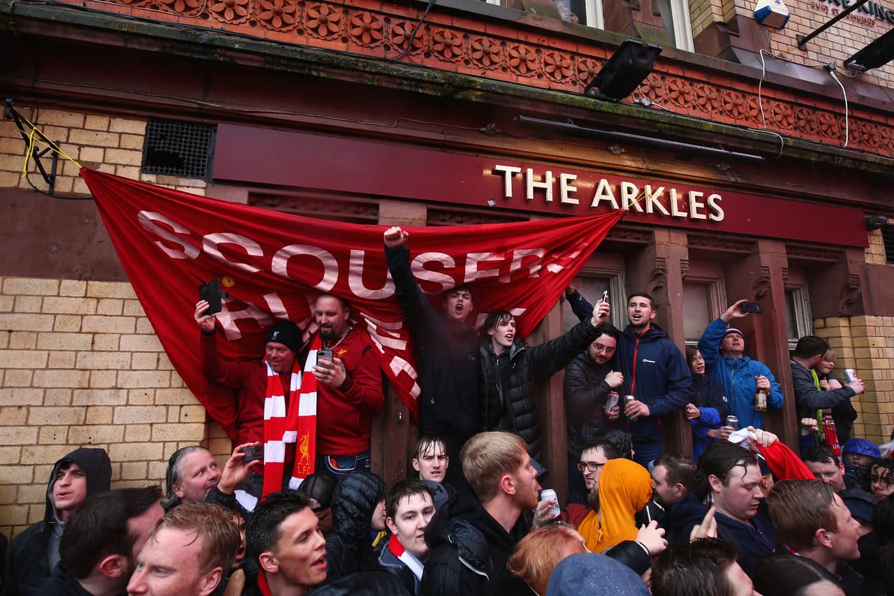El cielo se vistió de fiesta en las calles de Liverpool, que con la presencia de los hinchas del equipo tuvieron la alegría previa al partido de ida de las semifinales de Champions League contra Roma.