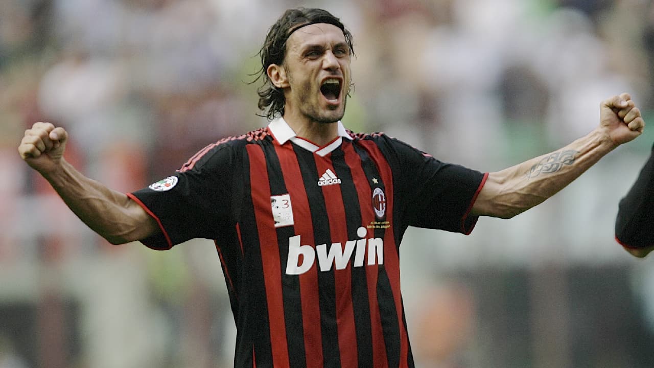 9 Paolo Maldini | En 1990 y en 1994 llegó al tercer lugar y al subcampeonato de la copa del mundo, respectivamente. Con Milan acumuló 26 títulos y en 2016 fue incluido en el XI histórico de la Eurocopa.