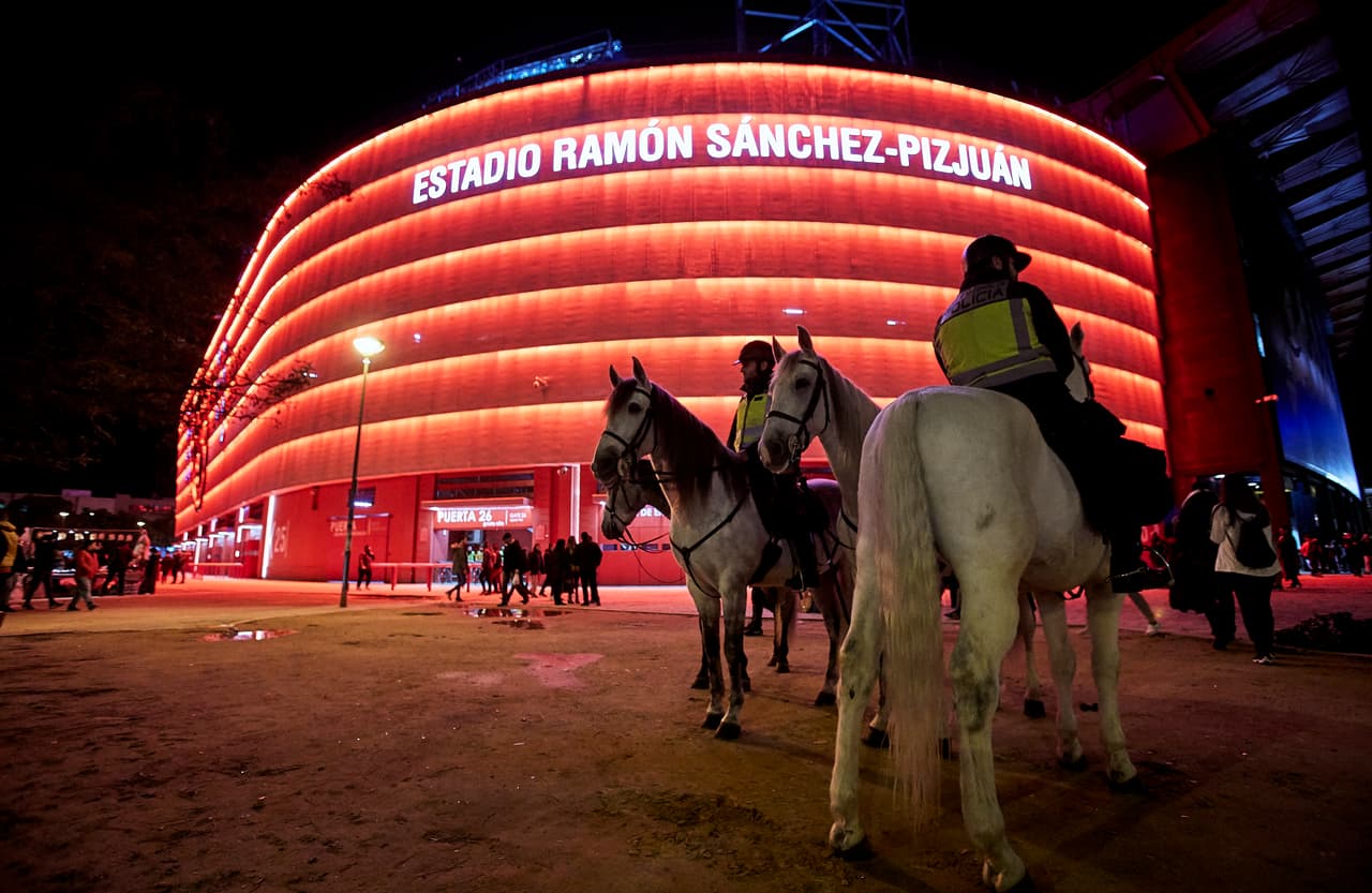El juego de Ida de Cuartos de Final de la Copa del Rey entre Sevilla y Barcelona tiene un color especial en el estadio Ramón Sánchez-Pizjuán, con ambiente casi de final entre dos grandes.