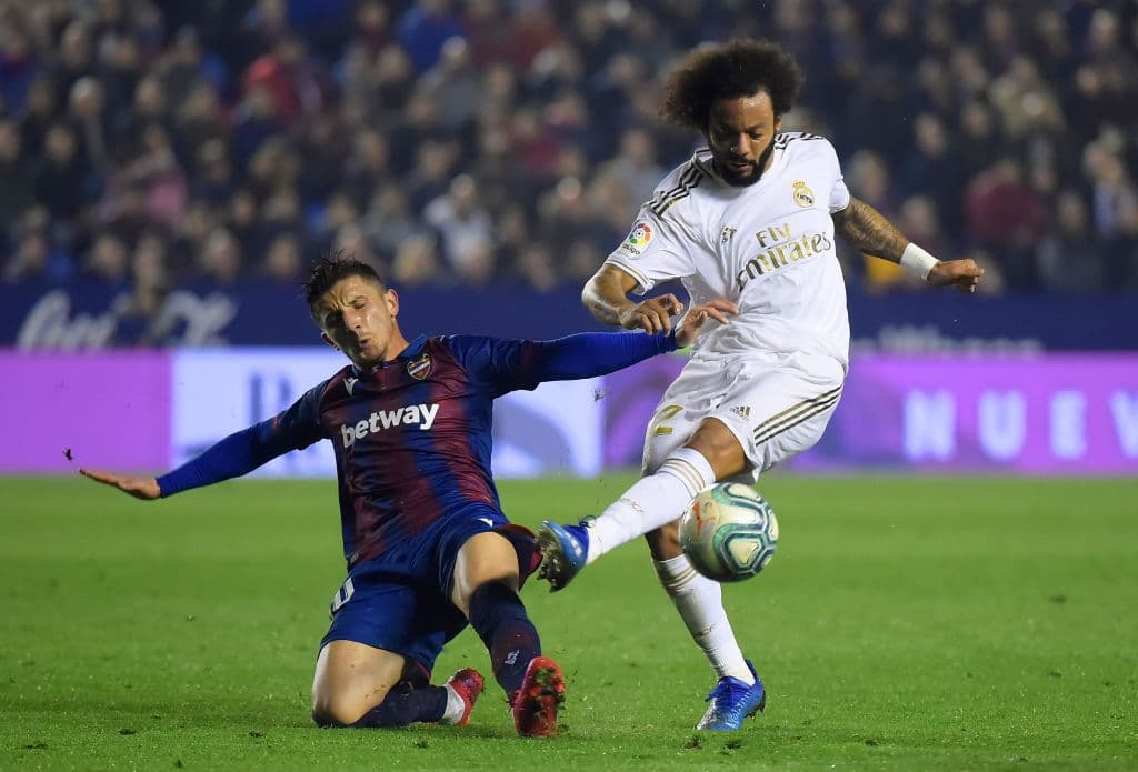 Enis Bardhi se aprende el desborde de Marcelo y esta vez logra bloquear el centro del defensa brasileño.