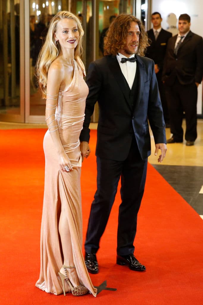 En la central, no podía ser de otra manera, Carles Puyol sería el hombre de la voz fuerte. Aquí con su mujer.