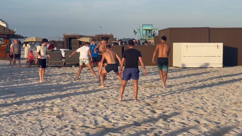 Zlatan juega una 'cascarita' en las playas de South Beach en Miami