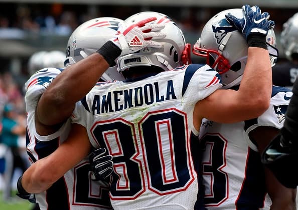Danny Amendola aportó 66 yardas y una anotación en 8 recepciones. Es inagotable el arsenal ofensivo de los Patriots.