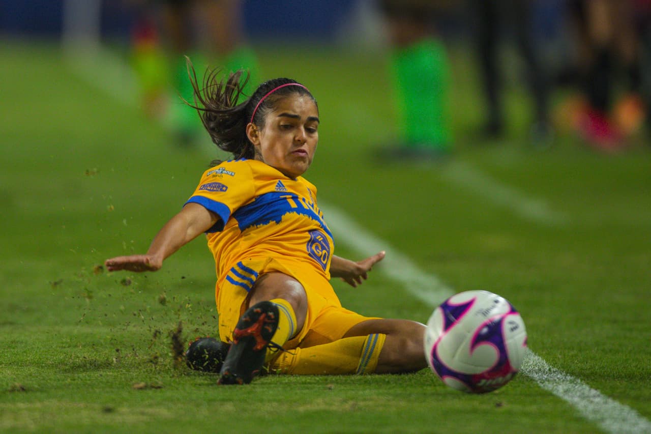 Natalia Villarreal se barre por el balón