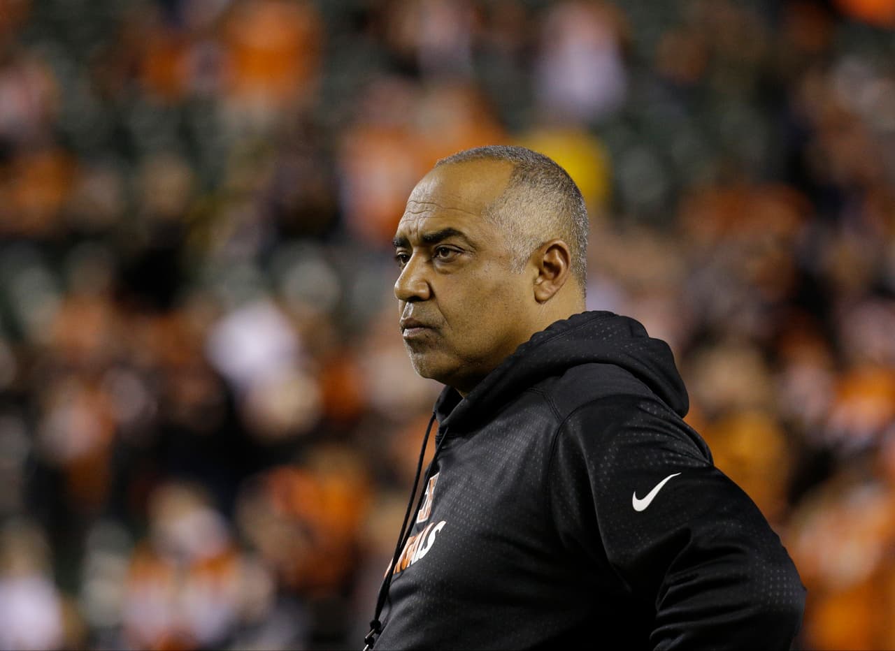 ¿Sigue Marvin Lewis? El coach de los Cincinnati Bengals ya es parte de la historia por un récord negativo. Es el primero que pierde sus primeros 7 partidos de postemporada en forma consecutiva. Sigue sin ganar en playoffs, primero fue con Andy Dalton, las cosas no cambiaron con A.J. McCarron. Cincinnnati sigue sin ganar en playoffs desde 1990.