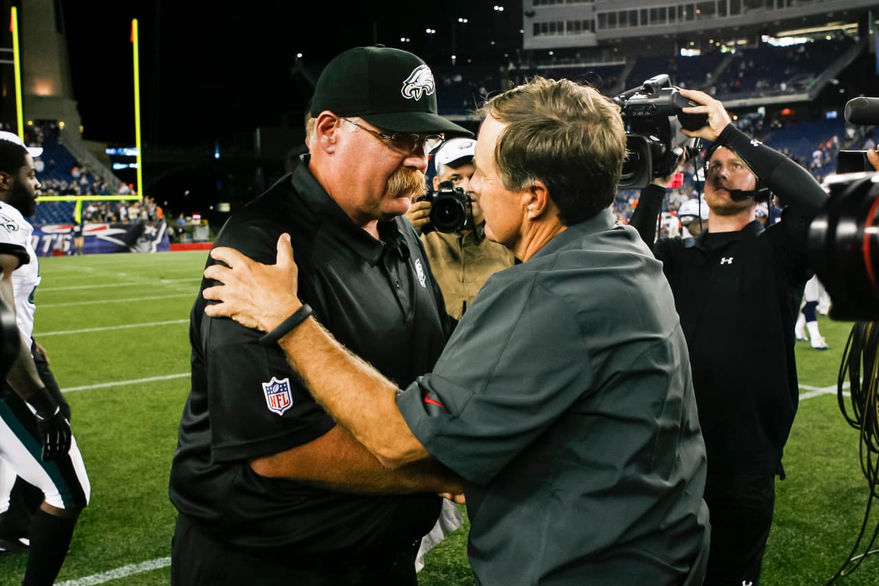 Andy Reid vs Bill Belichick. Dos viejos rivales en la historia del Super Bowl. Ambos entrenadores se enfrentaron en la edición XXXIX del partido grande. Belichick con los Patriots y Reid con los Philadelphia Eagles. La victoria fue para New England 24 – 21. La vida mantiene a Belichick con los Patriots, mientras Reid ahora escribe una de las mejores páginas de los Kansas City Chiefs en su historia.