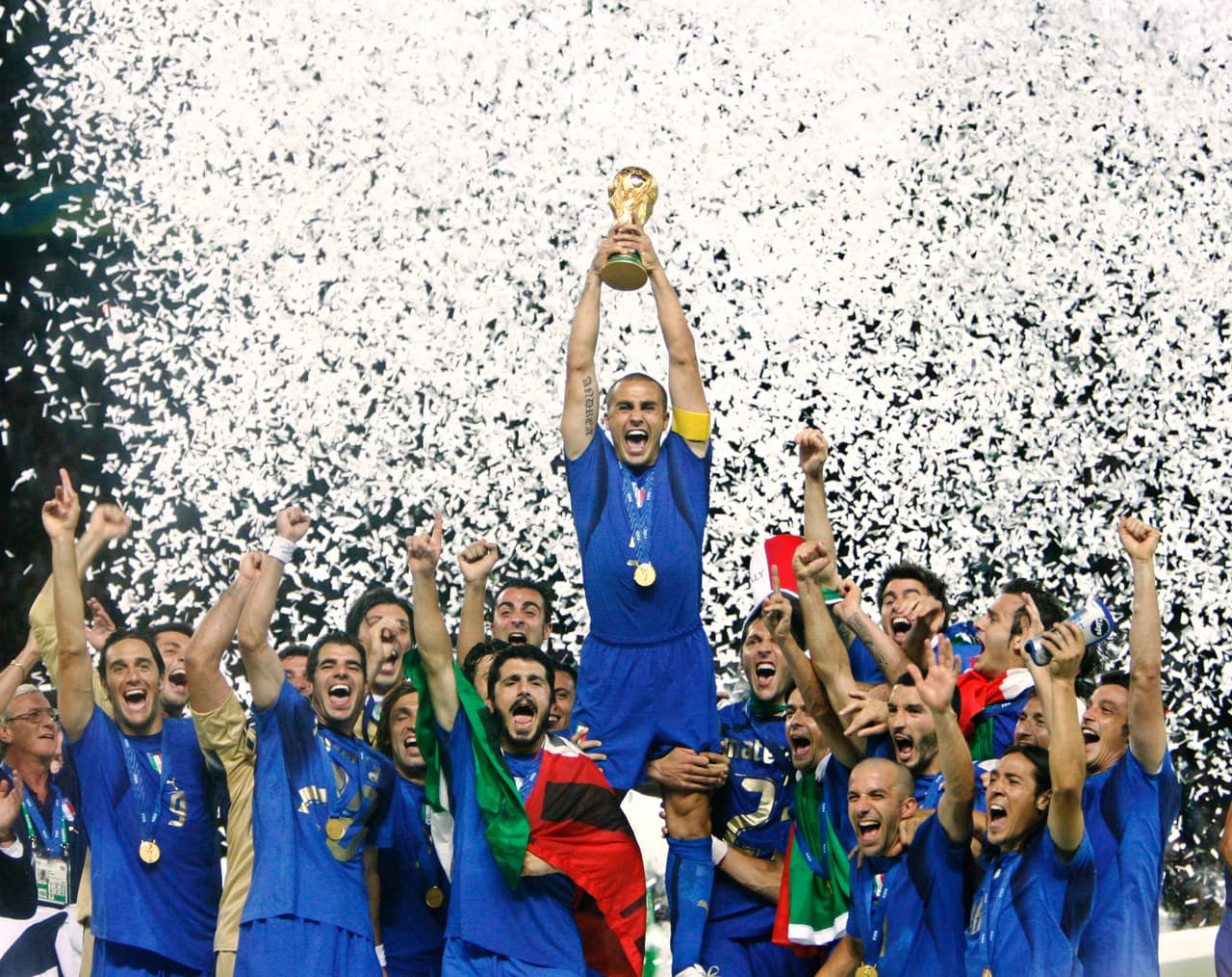 Al final, Italia se vistió de gloria con un título gigante, el cuarto en su historia en los mundiales y con el trofeo en lo más alto, en sus manos.