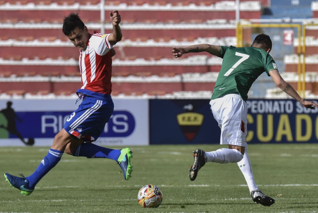 Paraguay's Gustavo Gomez (L) and Bolivia's Juan Arce are pictured during their 2018 FIFA World Cup qualifier football match in La Paz, on November 15, 2016. / AFP / AIZAR RALDES (Photo credit should read AIZAR RALDES/AFP/Getty Images)