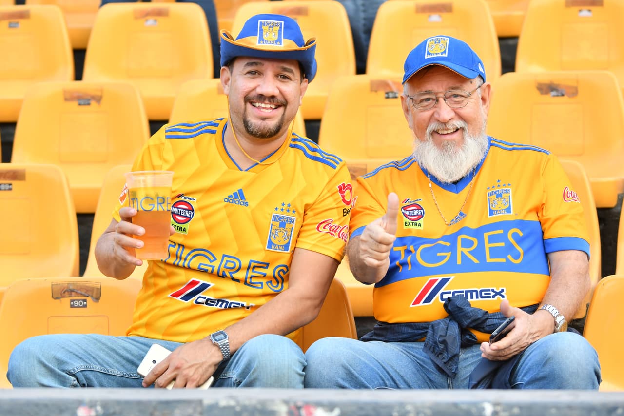 Los fanáticos de Tigres y Santos disfrutan en el Estadio Universitario la antesala del partido por la Jornada 5 del Clausura 2019.
