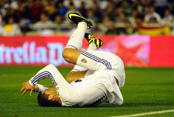 'CR7' terminó tirado en el campo y la pelota en los pies de Pinto, arquero de los 'blaugranas'.