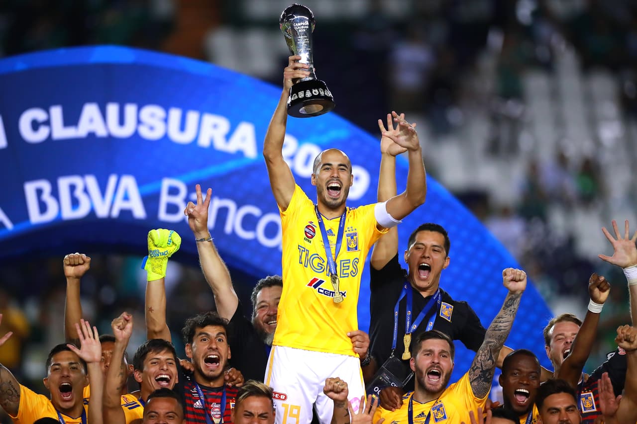 Como contención se vislumbran opciones interesantes como Rafael Carioca o Guido Rodríguez; en este caso apostamos por Guido Pizarro y su 78 de media. Suple su carencia de velocidad con buen pase, defensa y físico.