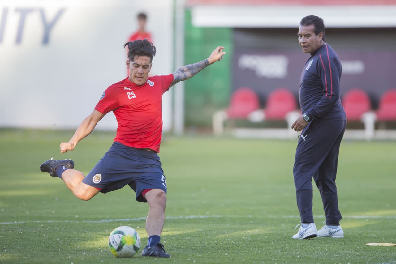 Chivas de Guadalajara mantiene su ritmo de entrenamiento tras la salida del paraguayo José Saturnino Cardozo de la dirección técnica, de la que quedó encargado Alberto Coyote de forma interina para pelear en el Clausura 2019 de la Liga MX.
