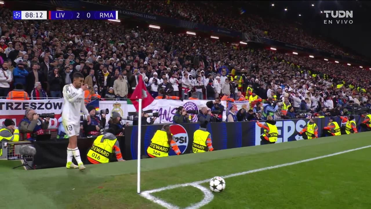 ¡TIRO ATAJADO! disparo por Jude Bellingham.