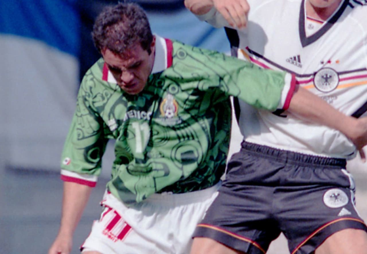 Con dibujos y color verde, la playera tenía cuello y mangas blancas con una línea roja en el borde.