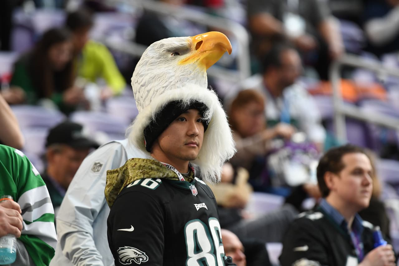 ¡Todo listo en el U.S. Bank Stadium para el Super Bowl LII! Los Patriots y los Eagles jugarán por el título de la NFL y ni siquiera las bajas temperaturas reducen la pasión de los miles de aficionados que ya están en el estadio.