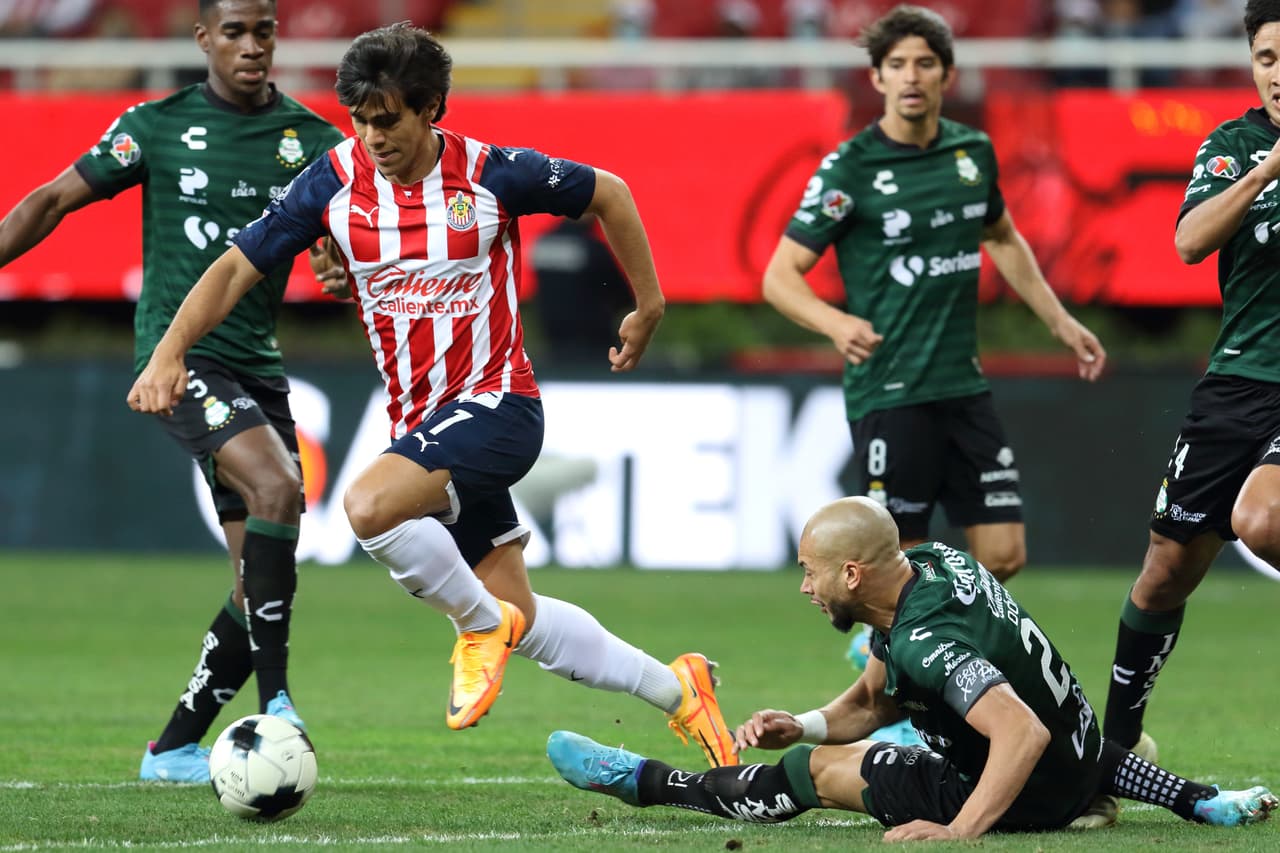 Para el segundo tiempo, Chivas se animó al frente y Marcelo Leaño le dio minutos a JJ Macías al 58' por el 'Nene' Beltrán.