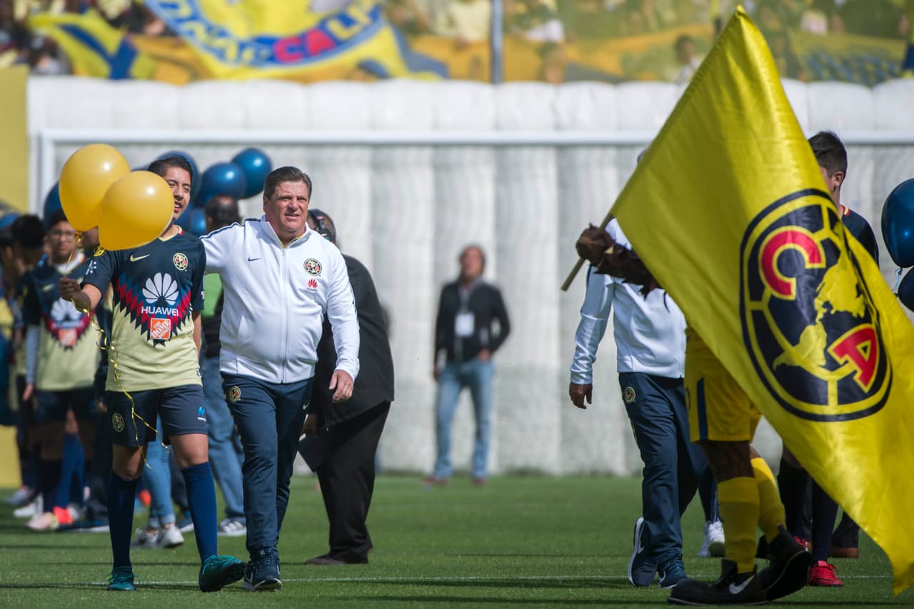 Las Águilas, tanto el equipo varonil y femenil, convivieron con los aficionados y se tomaron la foto oficial con ellos en el Estadio Azteca.