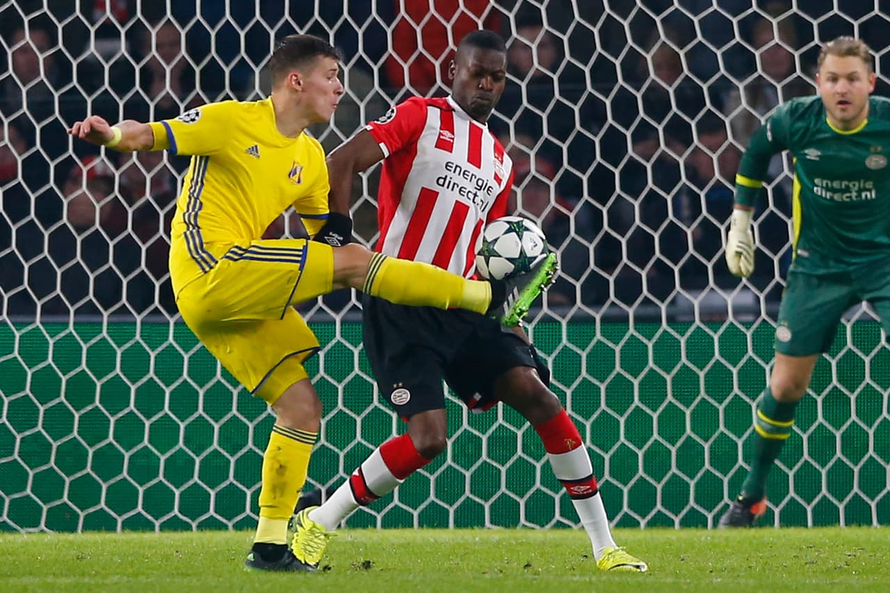 El francés Nicolas Isimat-Mirin estaría en busca de más minutos y por eso saldría del PSV para jugar en el Besiktas.