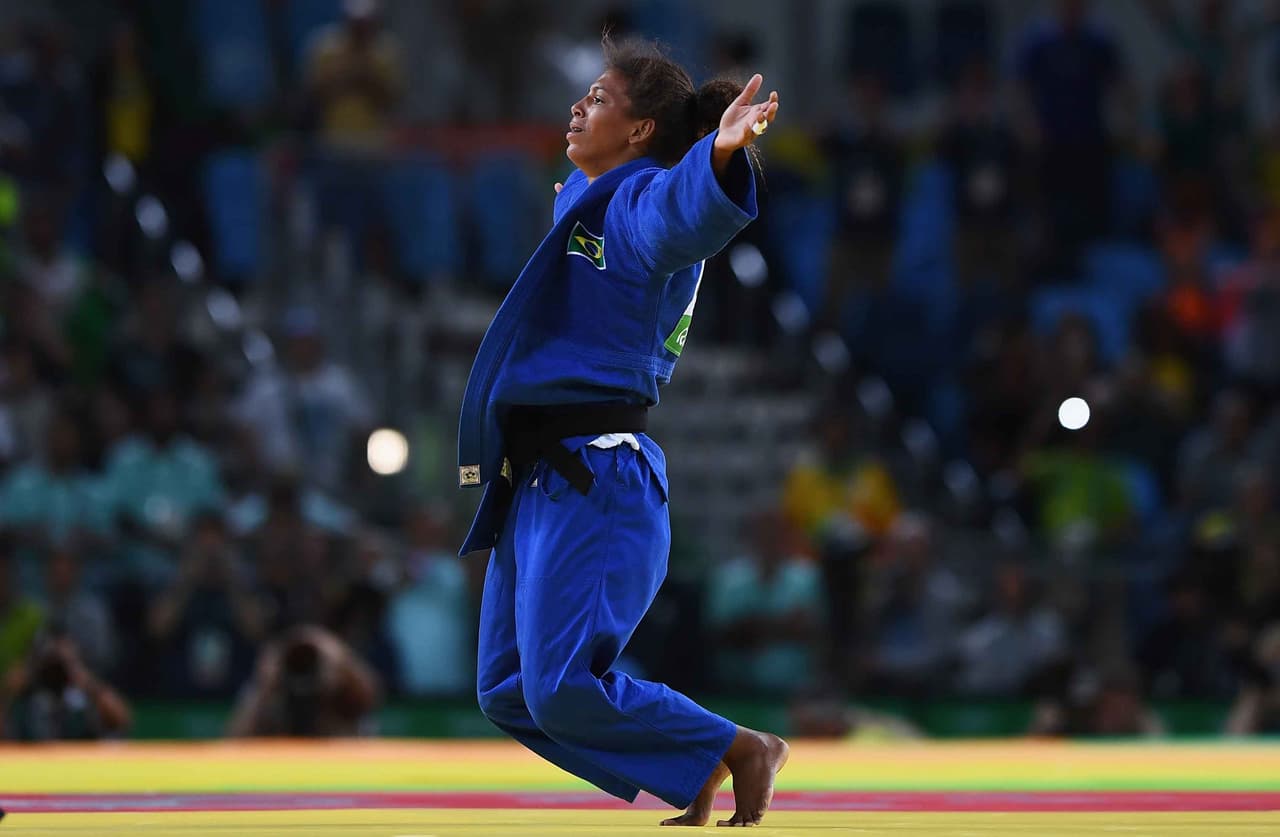 La judoca brasileña Rafaela Silva, campeona en la categoría de menos de 57 kilogramos, dio al país anfitrión su primera medalla en los Juegos Olímpicos de Río de Janeiro al derrotar en la final a Sumiya Dorjsuren, representante de Mongolia.