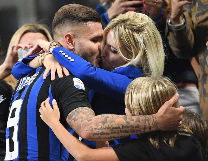 El beso apasionado con el que celebró Mauro Icardi su gol y triunfo para Inter 1-0 contra Milán en la Serie A de Italia se robó las miradas de los hinchas en el fútbol italiano.