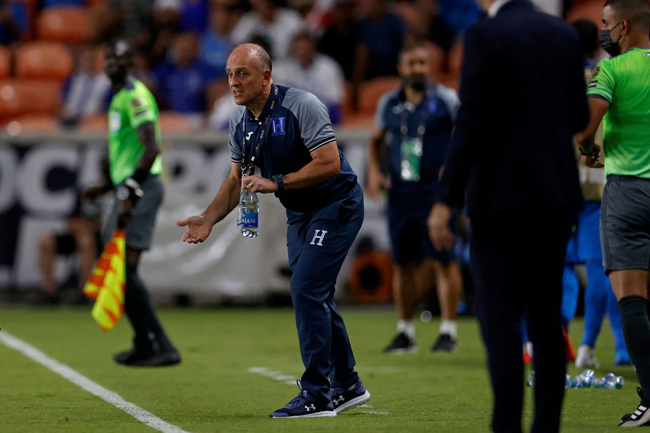 DT de Honduras, rival del Tri, da positivo por Covid-19