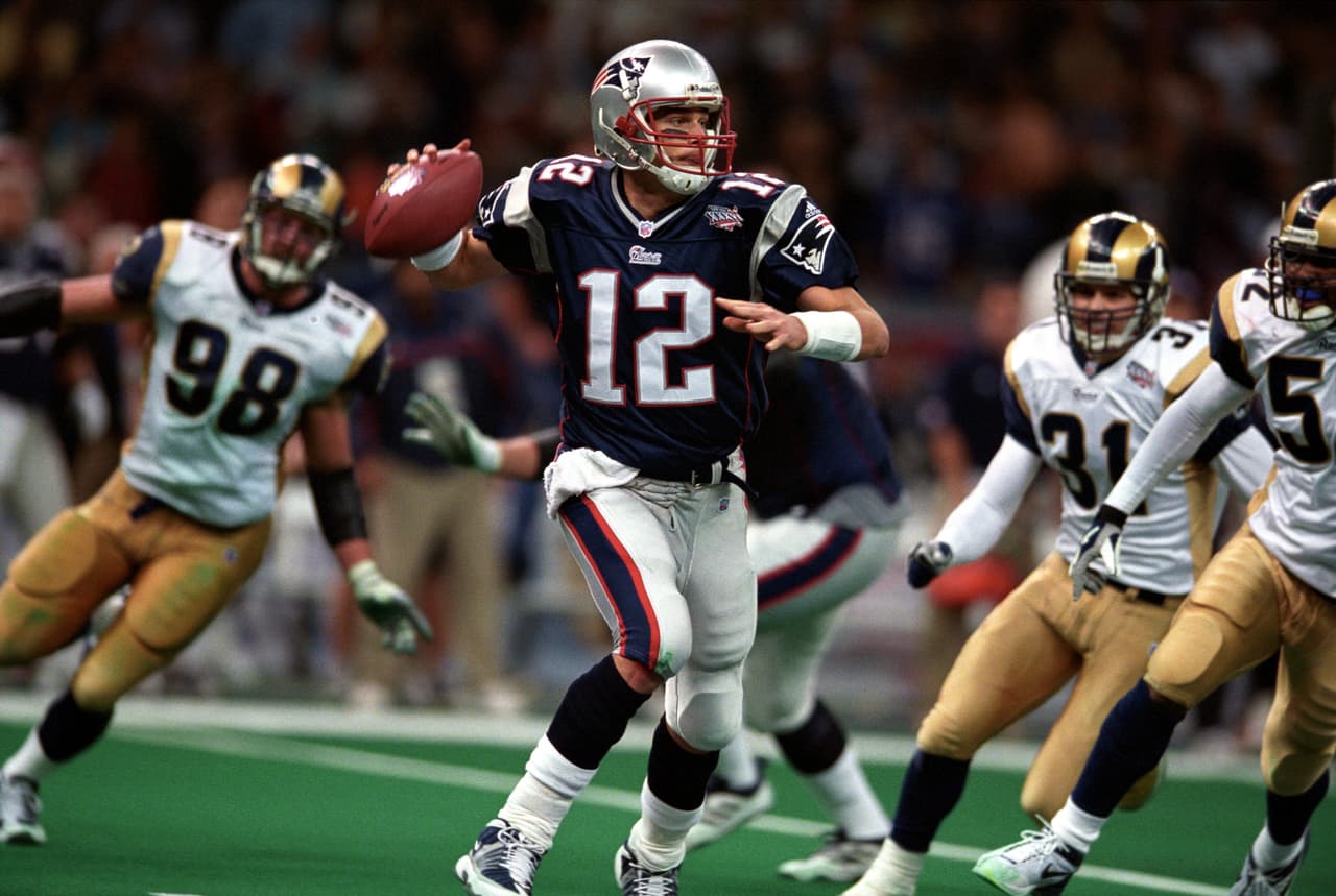 TOM BRADY - Super Bowl XXXVI, XXXVIII, XXXIX y XLIX De igual forma que sus 2 predecesores, su caso fue peculiar, inesperado, casual y sorpresivo. Seleccionado en la Sexta Ronda del año 2000 por los New England Patriots, para ser suplente del suplente de Drew Bledsoe, la vida lo tocó y le sonrió. Nadie daba algo por alguien que hoy puede argumentar sentirse el mejor de la historia.