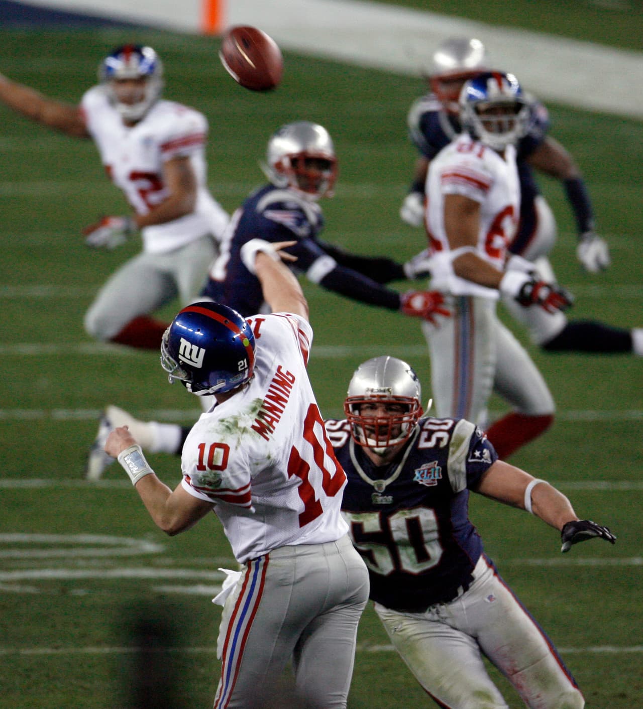 ELI MANNING - Super Bowl XLII y XLVI El hermano menor de Peyton fue Primera selección global de los New York Giants en 2004, misma temporada debut del coach Tom Coughlin. De alguna forma se entendieron y 4 años después derriban Gigantes, pero no ellos.