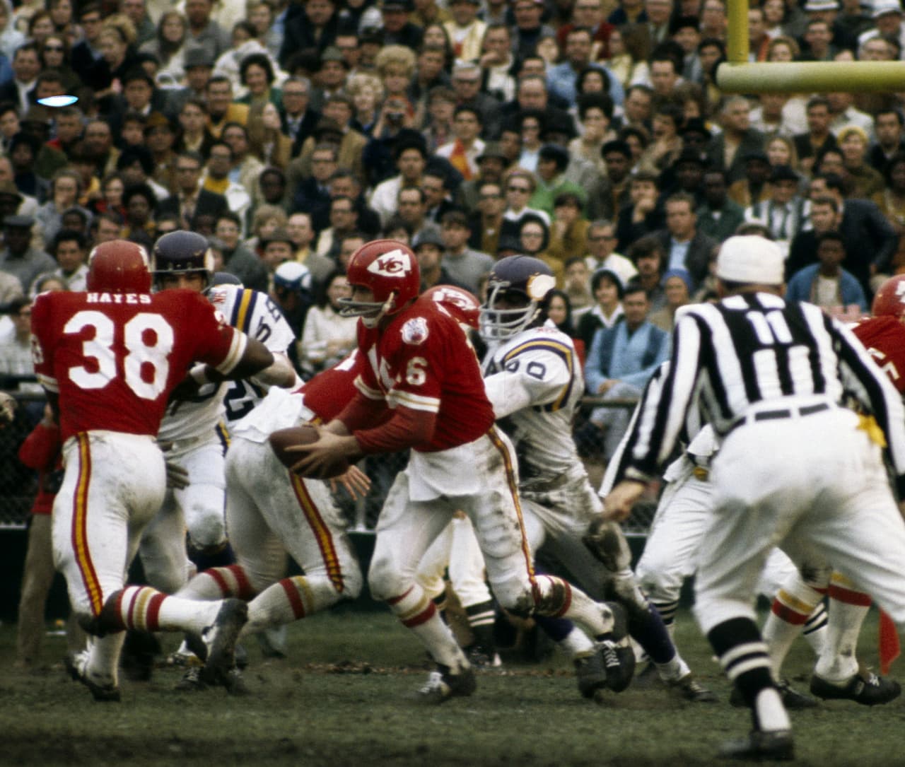 LEN DAWSON - Super Bowl IV Ganó el Super Bowl en su temporada 13 como profesional. Ya había jugado con Pittsburgh y Cleveland en la NFL antes de pasar a los Dallas Texans luego convertidos en los Kansas City Chiefs.